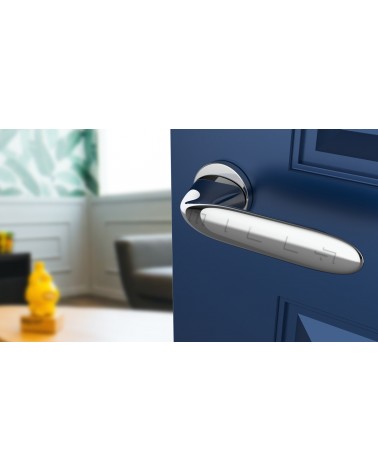 Poignée de porte chrome poli PEONIA poignée design vue inclinée montée sur une porte