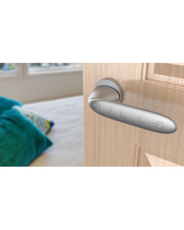 Poignée de porte chrome satiné PEONIA poignée design vue inclinée montée sur une porte