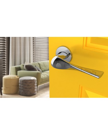Poignée de porte chrome poli PETUNIA quincaillerie design vue de haut inclinée montée sur une porte