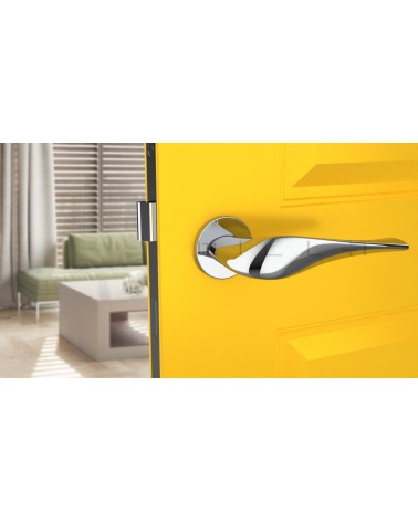Poignée de porte chrome poli PETUNIA quincaillerie design vue de face montée sur une porte