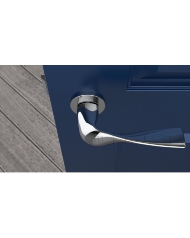 Poignée de porte chrome poli PETUNIA quincaillerie design vue de haut montée sur une porte