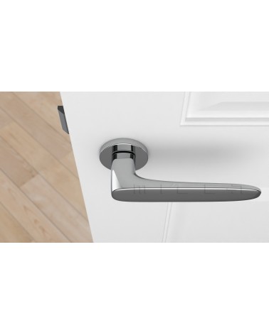 Poignée de porte chrome poli ROSA poignée design vue de haut montée sur une porte