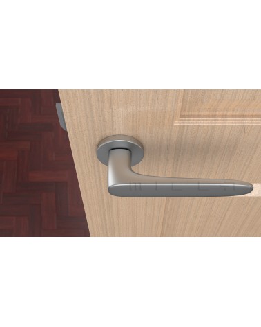 Poignée de porte chrome satiné ROSA poignée design vue de haut montée sur une porte