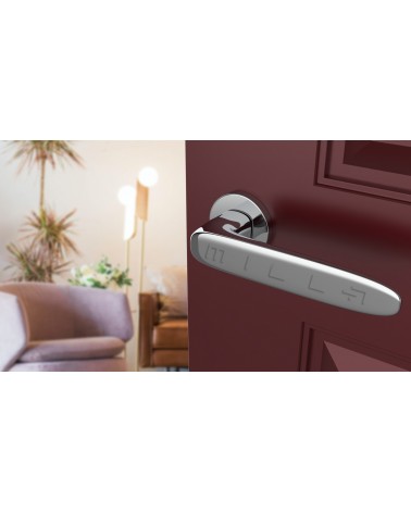 Poignée de porte chrome poli ROSA poignée design vue de haut inclinée montée sur une porte