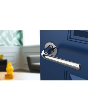 Poignée de porte Chrome poli TULIPA porte intérieure design vue inclinée montée sur une porte