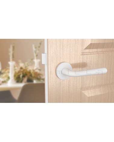 Poignée de porte blanche mate IRGA poignée design vue de face montée sur une porte