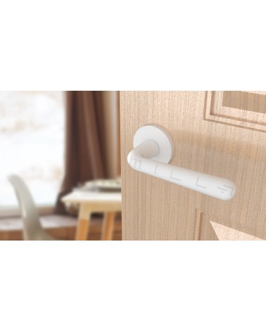 Poignée de porte blanche mate IRGA poignée design vue inclinée montée sur une porte