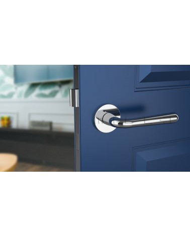 Poignée de porte chrome poli IRGA poignée design vue de face montée sur une porte