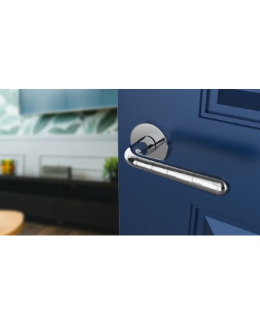 Poignée de porte chrome poli IRGA poignée design vue inclinée montée sur une porte