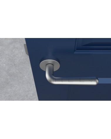 Poignée de porte chrome satiné IRGA poignée design vue de haut montée sur une porte