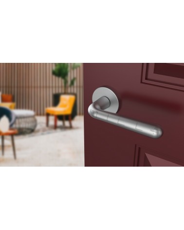 Poignée de porte chrome satiné IRGA poignée design vue inclinée montée sur une porte