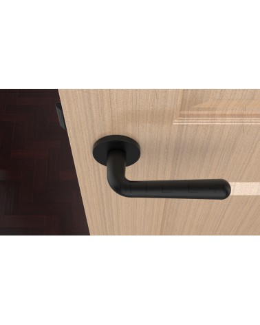 Poignée de porte noire mate IRGA  poignée design vue de haut montée sur une porte