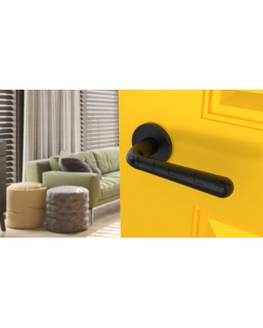 Poignée de porte noire mate IRGA  poignée design vue inclinée montée sur une porte