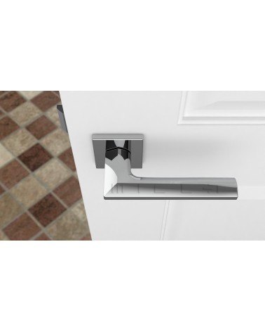Poignée de porte chrome poli JASMINA poignée design vue de haut montée sur une porte