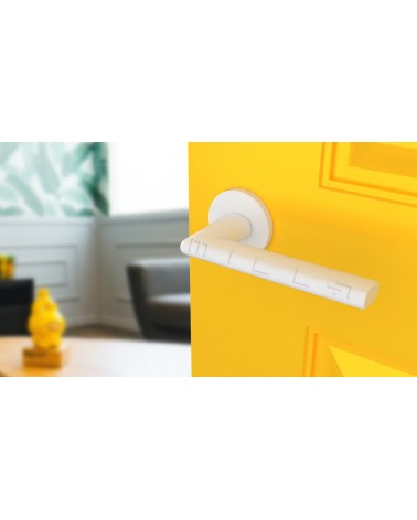 Poignée de porte blanche KALMIA poignée design vue inclinée montée sur une porte