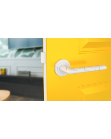 Poignée de porte blanche KALMIA poignée design vue de face montée sur une porte