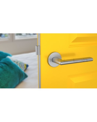Poignée de porte chrome satiné KALMIA poignée design vue de face montée sur une porte