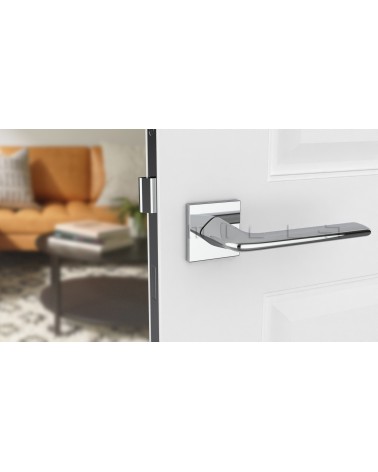 Poignée de porte chrome poli LILA poignée design vue de face montée sur une porte