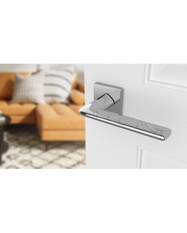 Poignée de porte chrome poli LILA poignée design vue inclinée montée sur une porte