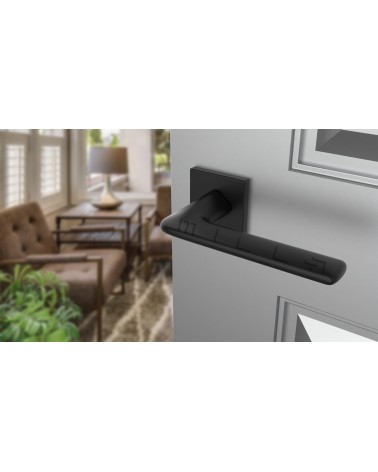 Poignée de porte noire LILA  poignée design vue inclinée montée sur une porte