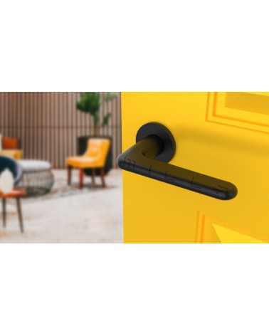 Poignée de porte noire LIRA poignée design vue de haut inclinée montée sur une porte