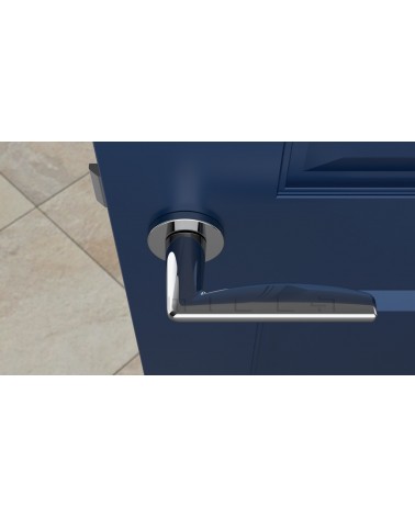 Poignée de porte chrome poli LUNA poignée design vue de haut montée sur une porte