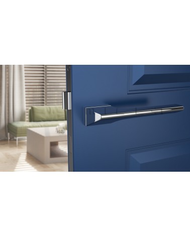 Poignée de porte chrome poli LUPINA poignée design vue de face montée sur une porte