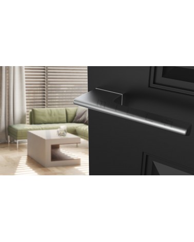 Poignée de porte chrome satinée LUPINA poignée design vue inclinée montée sur une porte