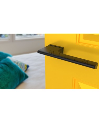 Poignée de porte noire LUPINA poignée design vue inclinée montée sur une porte