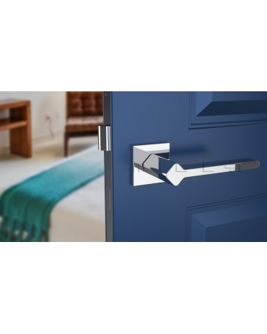 Poignée de porte couleur chrome poli NINFEA poignée design vue de face montée sur une porte