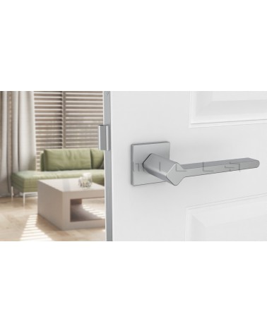 Poignée de porte couleur chrome satiné NINFEA poignée design vue de face montée sur une porte