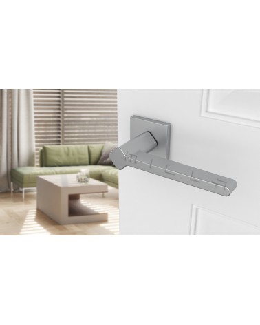 Poignée de porte futuriste NINFEA poignée design vue de haut inclinée montée sur une porte