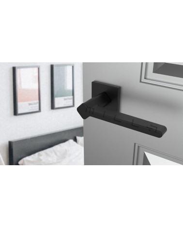 Poignée de porte couleur noire NINFEA poignée design vue inclinée montée sur une porte