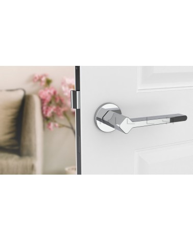 Poignée de porte chrome poli NINFEA poignée design vue de face montée sur une porte