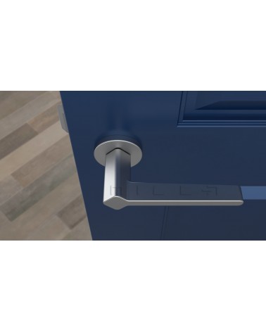 Poignée de porte chrome satiné NINFEA poignée design vue de haut montée sur une porte 2