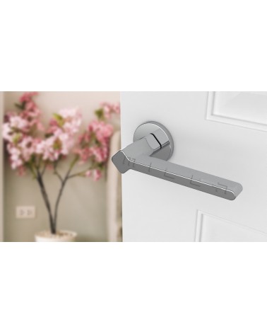 Poignée de porte style futuriste NINFEA quincaillerie design vue de haut inclinée montée sur une porte