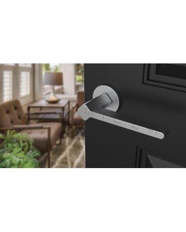 Poignée de porte chrome satiné NINFEA poignée design vue inclinée sur une porte 1