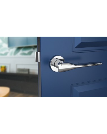 Poignée de porte chrome poli ORCHIDE poignée design vue de face montée sur une porte