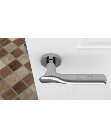 Poignée de porte chrome poli ORCHIDE poignée design vue de haut montée sur une porte