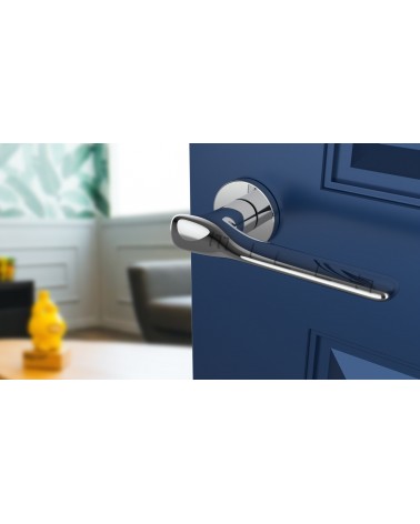 Poignée de porte chrome poli ORCHIDE poignée design vue inclinée montée sur une porte