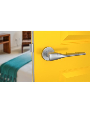 Poignée de porte chrome satiné ORCHIDE poignée design vue de face montée sur une porte
