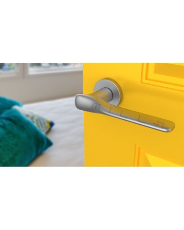 Poignée de porte chrome satiné ORCHIDE poignée design vue inclinée montée sur une porte