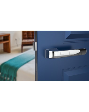 Poignée de porte futuriste PLUMERIA poignée design vue de face montée sur une porte