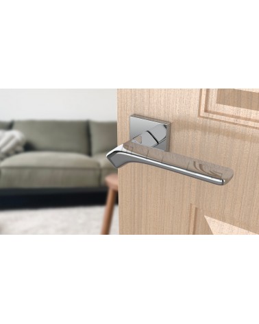 Poignée de porte chrome poli BERGERIA quincaillerie design vue inclinée montée sur une porte