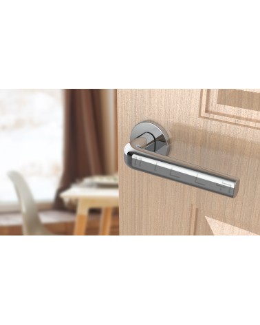 Poignée de porte chromé INULLA poignée design vue inclinée montée sur une porte