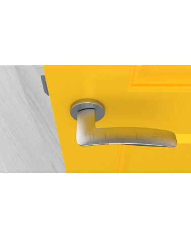 Poignée de porte chrome satiné ROBINE quincaillerie design vue de haut montée sur une porte