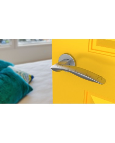 Poignée de porte chrome satiné ROBINE quincaillerie design vue de haut inclinée montée sur une porte