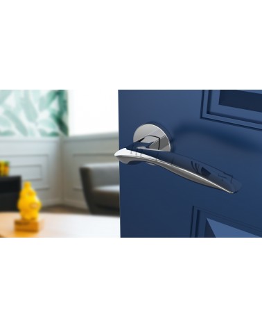 Poignée de porte Retro ROBINE quincaillerie design montée sur une porte légèrement entrouverte