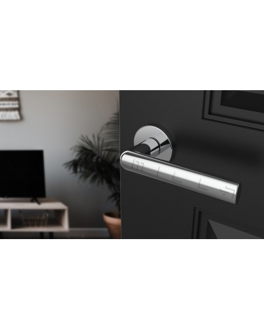 Poignée de porte chrome poli SILENA quincaillerie design vue inclinée montée sur une porte