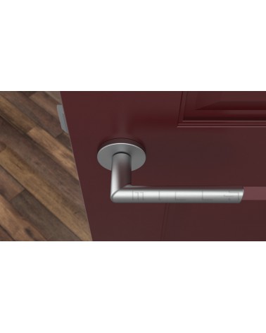 Poignée de porte chrome satiné SILENA poignée design vue de haut montée sur une porte